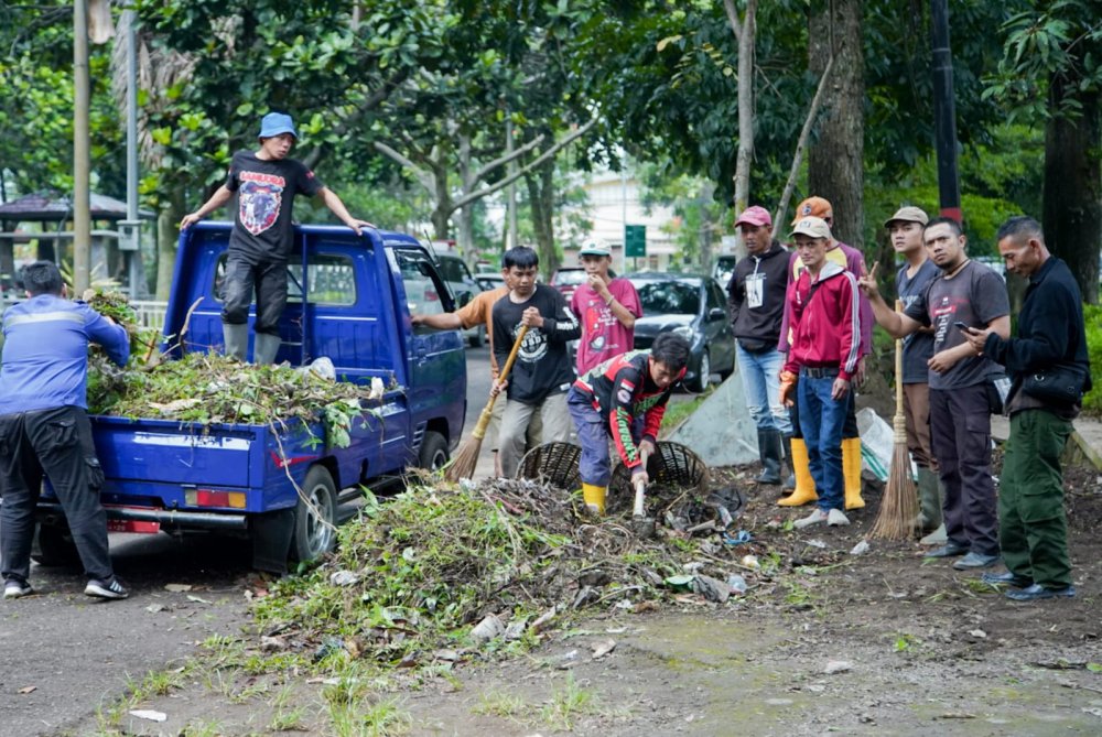 Bersama Pegawai di Pemkab Bandung, Wakil Bupati Laksanakan Giat Bersihkan Sampah