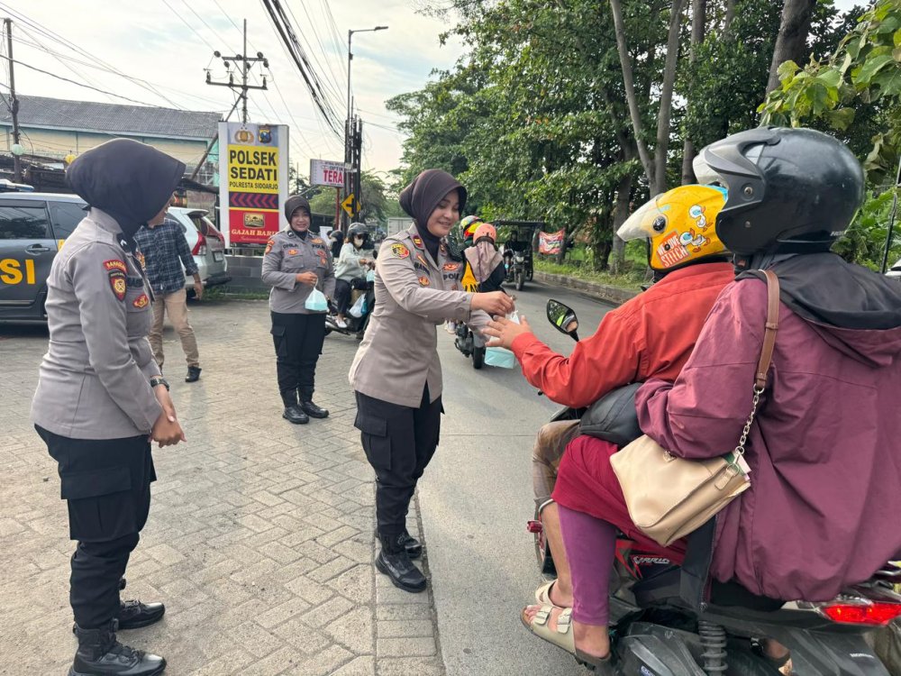 Polsek Sedati Berbagi Takjil untuk Rayakan Ramadhan 1446 H