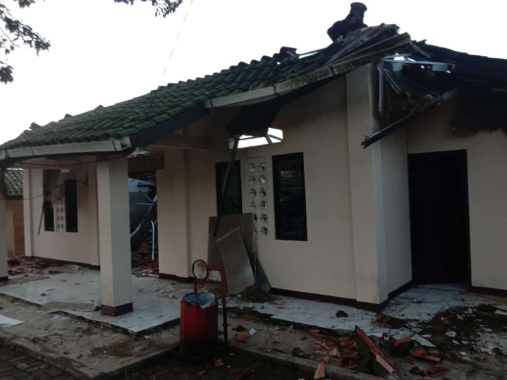 Atap Masjid di Sukabumi Roboh Timpa Jemaah Saat Salat Subuh