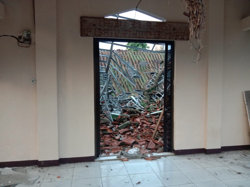 Atap Masjid Roboh di Sukabumi: 2 Orang Terluka, 1 Diantaranya Masuk RS