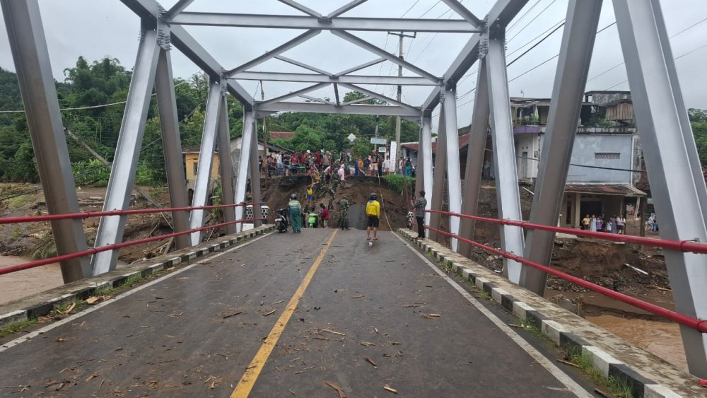Penampakan Jembatan Amblas Akibat Luapan Sungai di Sukabumi