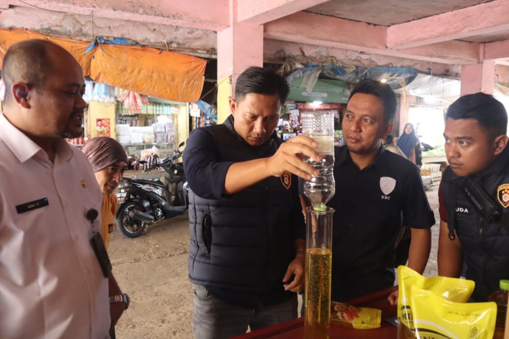 Polisi Temukan Minyakita Tidak Sesuai Takaran di Pasar Gudang Sukabumi