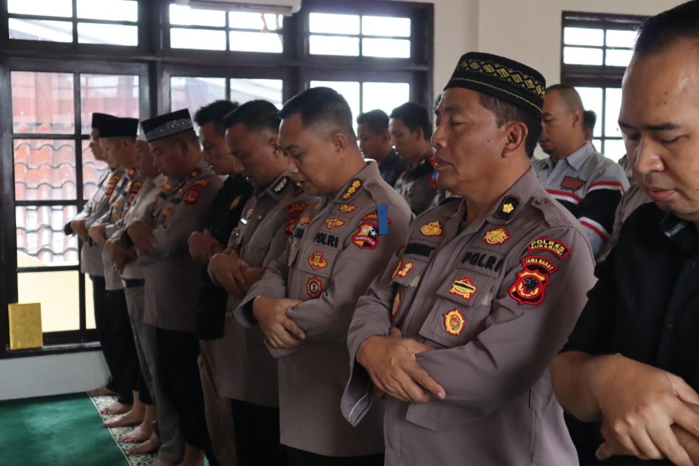 Polisi di Sukabumi Gelar Salat Gaib untuk 3 Anggota yang Gugur di Lampung
