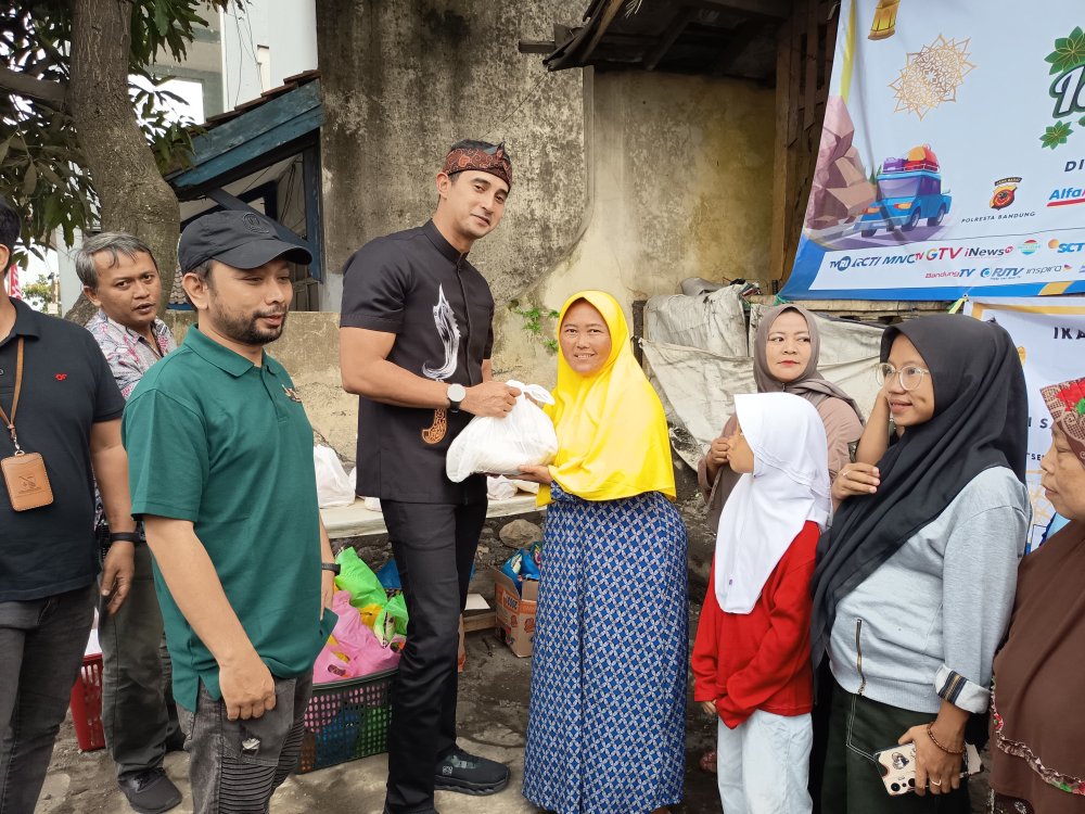 Wakil Bupati Bandung Gelar Aksi Sosial bagi Takjil dan Sembako di Kawasan Nagreg