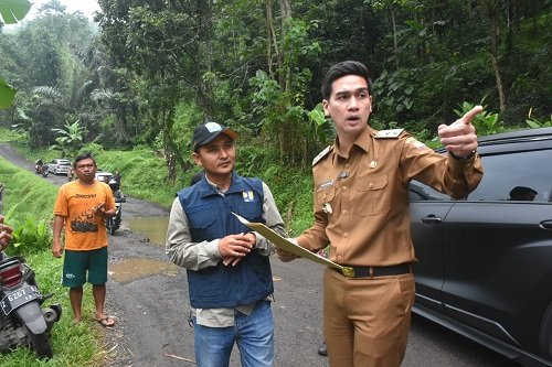 Wakil Bupati Sumedang Tinjau Ruas Jalan Darmaraja-Cibugel, Pastikan Diperbaiki Tahun ini