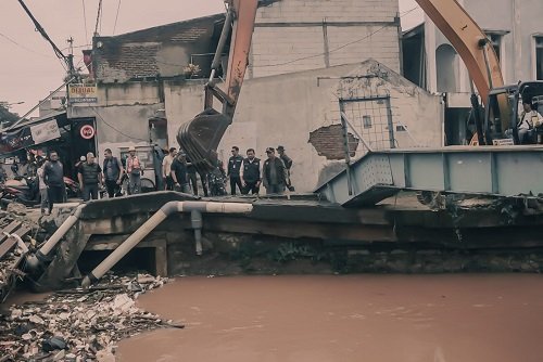 Tangani Banjir, Pengerukan dan Pemasangan Tanggul di Sungai Cimande Dilakukan oleh Pemkab Sumedang
