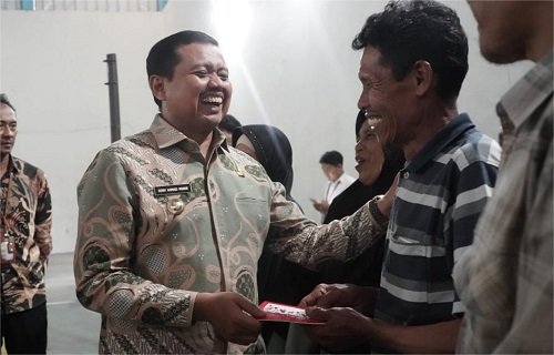 Bupati Sumedang Serahkan Bantuan untuk Warga Terdampak Disposal Cihamerang