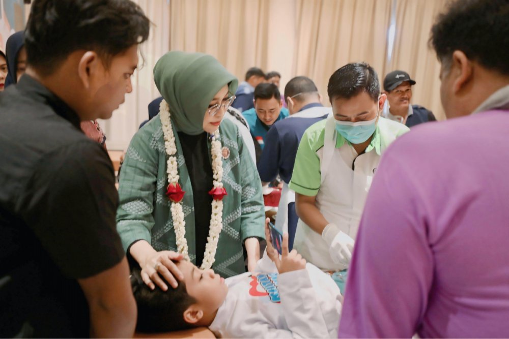 Khitanan Massal di Malang, Fatma Gus Ipul Beri Bantuan dan Semangati Anak Disabilitas