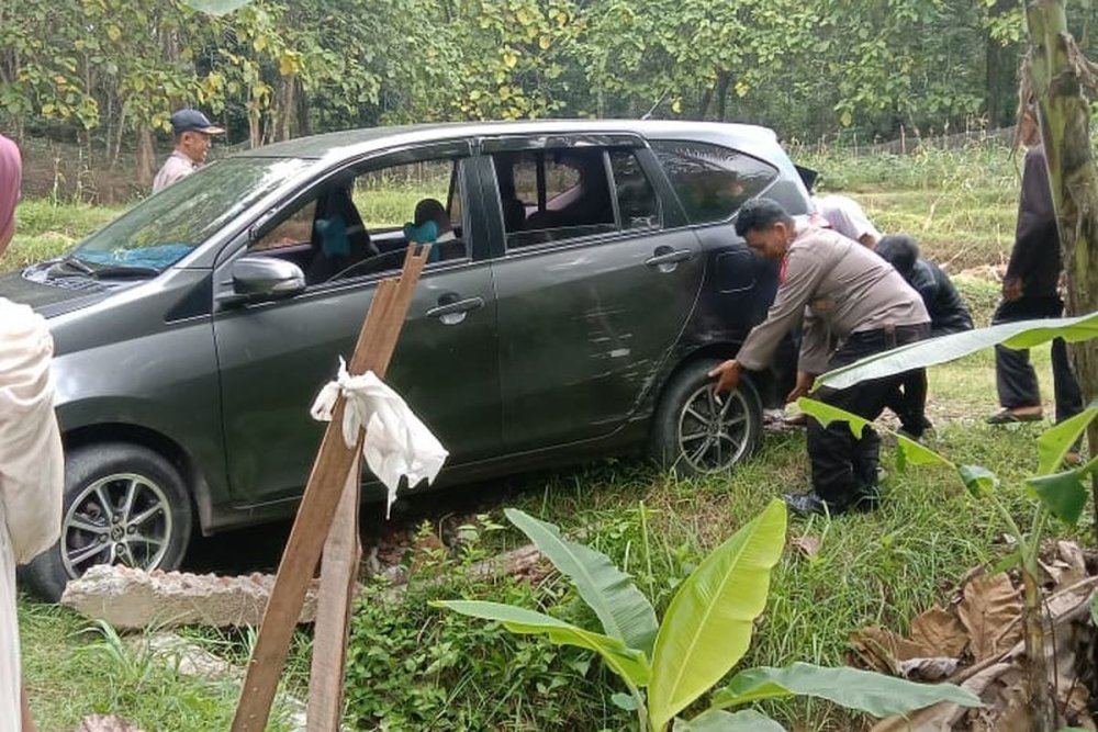 Mobil MPV di Kebumen Terperosok Ke Parit, Diduga Pengemudi Kehilangan Kendali