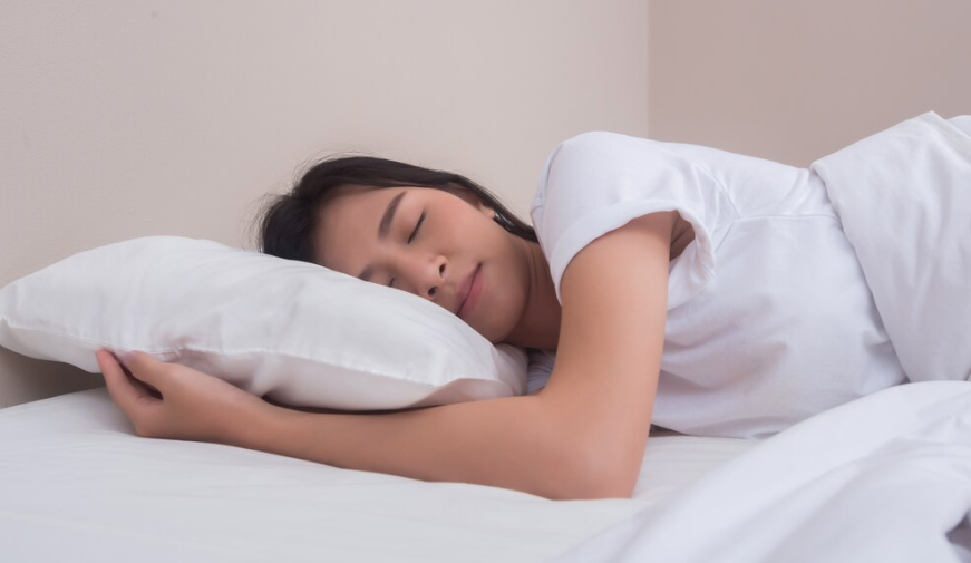 Ini Posisi Tidur Terbaik untuk Cegah Asam Lambung Naik Saat Malam