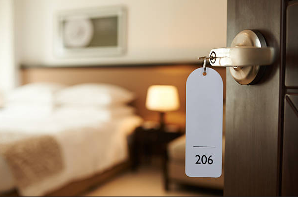 Tips Aman Simpan Pakaian Saat Menginap di Hotel, Hindari Lemari Kayu