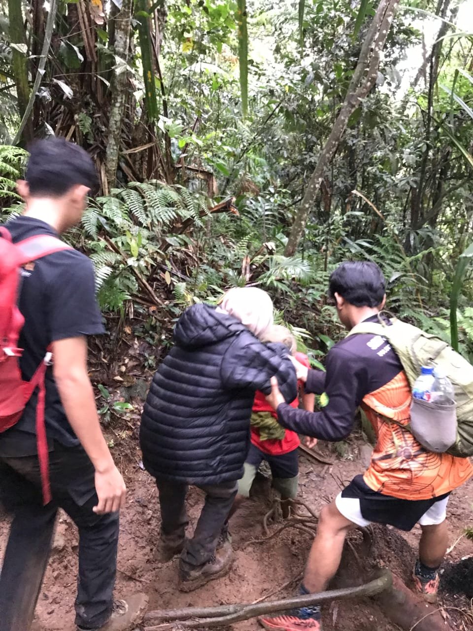 Pendaki Gunung Salak Dievakuasi Akibat Kaki Cedera Tersangkut Akar