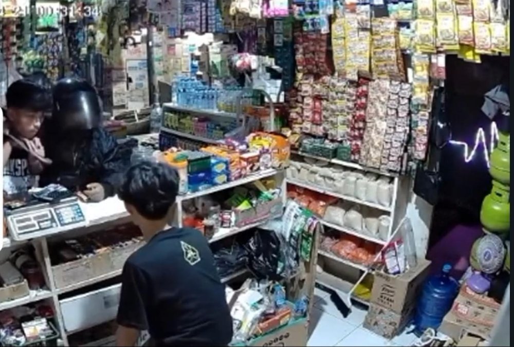 Pria Diduga Preman Palak Pedagang dan Ancam Pembeli dengan Sajam di Banjaran