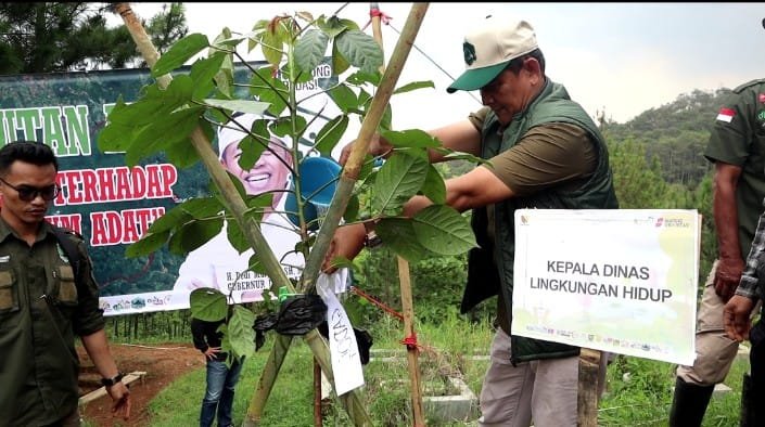 Peringati Hari Bumi, Pemkab Bandung Tanam 100 Pohon Endemik di Taman Kehati Tangga Seribu