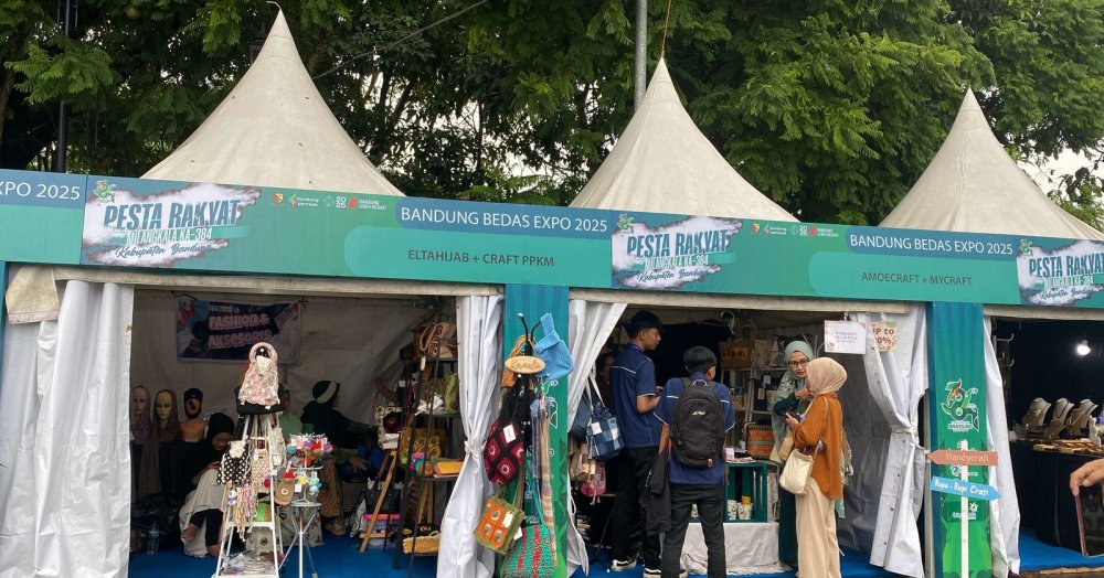 Emma Dety, Tinjau Booth UMKM dalam Pameran Milangkala ke-384 Kabupaten Bandung