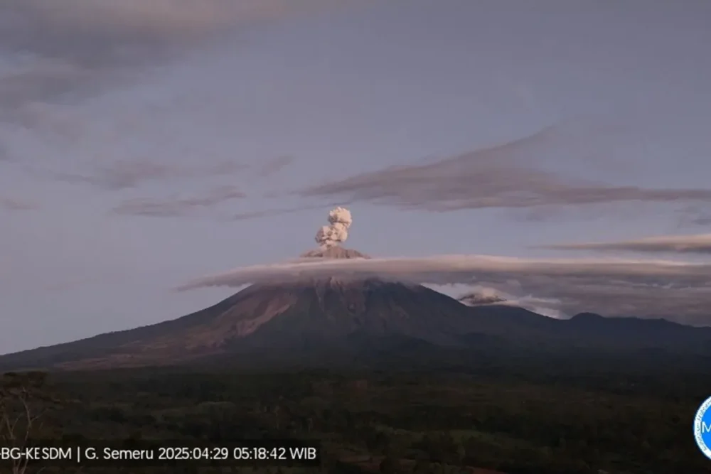 Gunung Semeru Kembali Erupsi dengan Letusan Setinggi 900 Meter