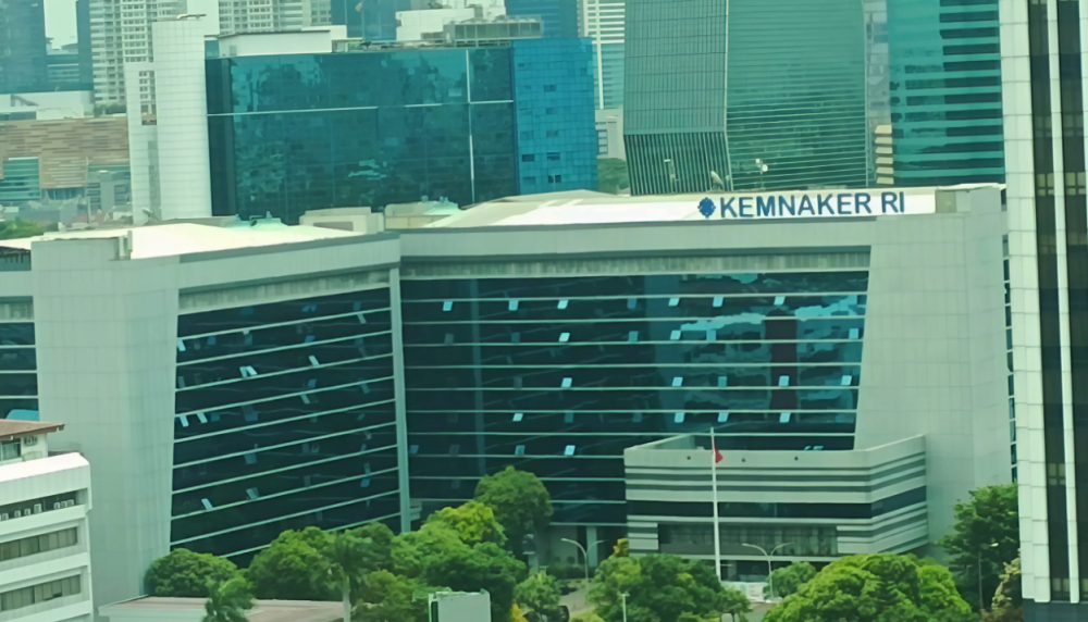 Menaker Larang Perusahaan Tahan Ijazah dan Dokumen Pribadi Karyawan