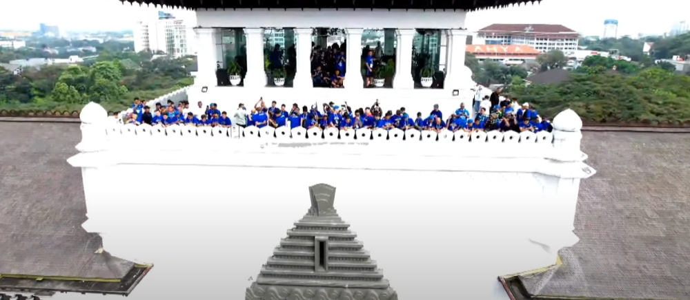 Persib Tiba di Gedung Sate, Bobotoh Sambut dengan Sorak Juara