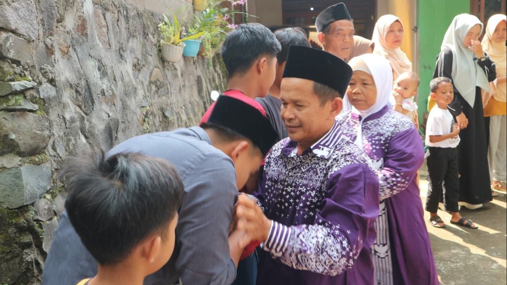 Menabung Seribu Rupiah Sehari, Legiman Pemulung Barang Bekas Menuju Baitullah
