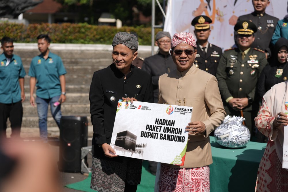 Bupati Bandung Serahkan Hadiah Umrah kepada Atlet Layangan dari Desa Ciwidey