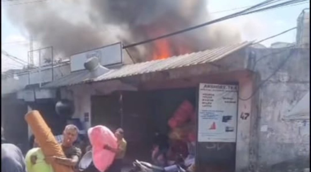 Kebakaran Landa Bangunan Pertokoan di Jalan Holis Bandung