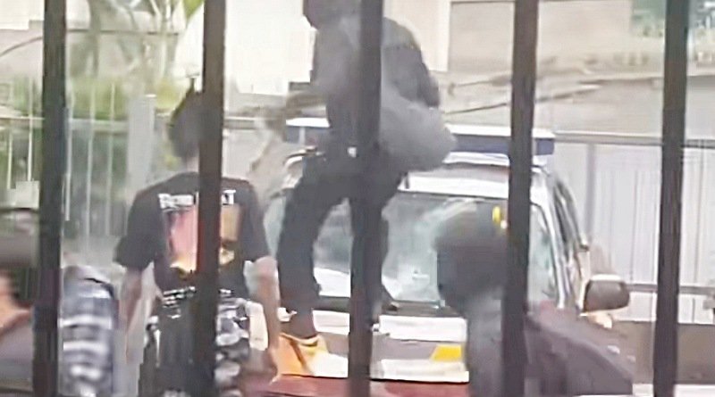 Bentrok Warnai May Day di Bandung, Massa Hitam Rusak Mobil Polisi
