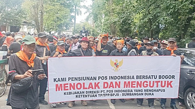 Ratusan Pensiunan PT Pos Indonesia Gelar Aksi di Depan Kantor Posindo Bandung