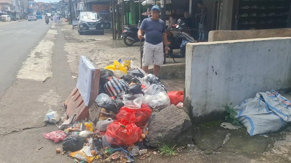Telat Diangkut, Sampah di Cisaat Sukabumi Menumpuk di Pinggir Jalan