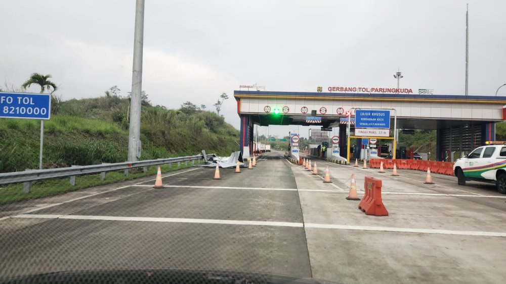 Hujan Disertai Angin Sapu Parungkuda Sukabumi, Gerbang Tol Terdampak