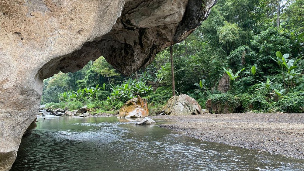 Petualangan Seru di Sanghyang Heuleut: Trekking Menantang Menuju Keindahan Alam yang Memukau