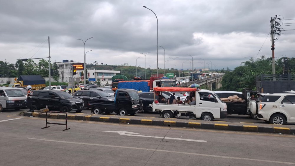 Long Weekend di Sukabumi, Persimpangan Tol Parungkuda Menuju Arah Cibadak Macet
