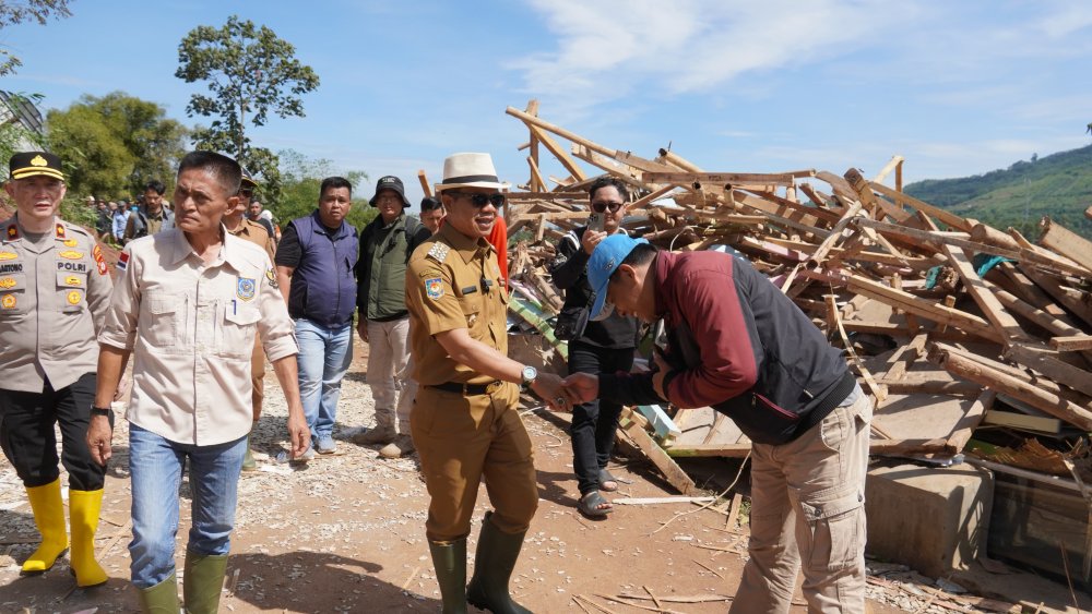 Dadang Supriatna Tinjau Lokasi Bencana Longsor di Desa Nagreg Kendan Bandung