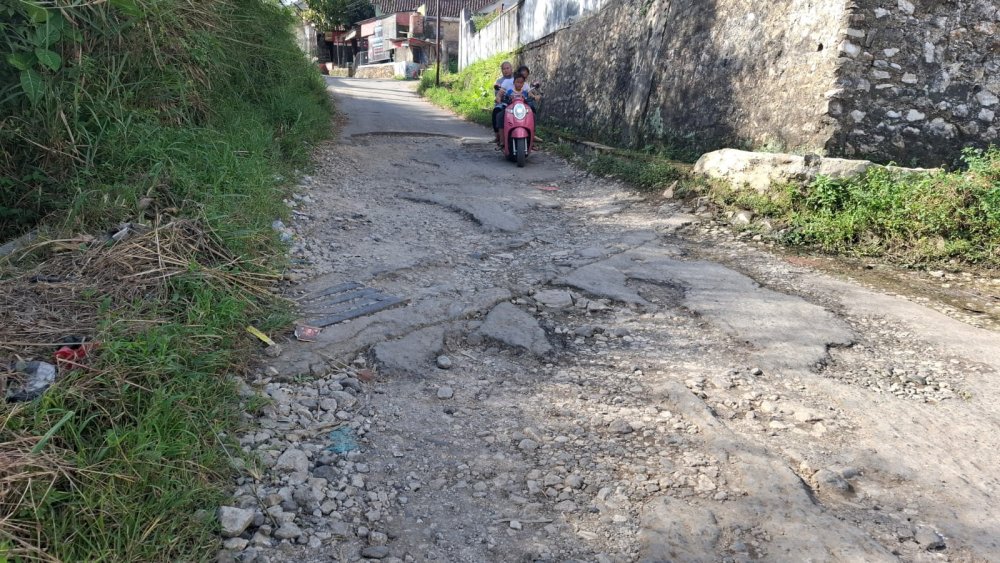 Respons Bupati Asep Japar Soal Jalan Rusak di Sukabumi