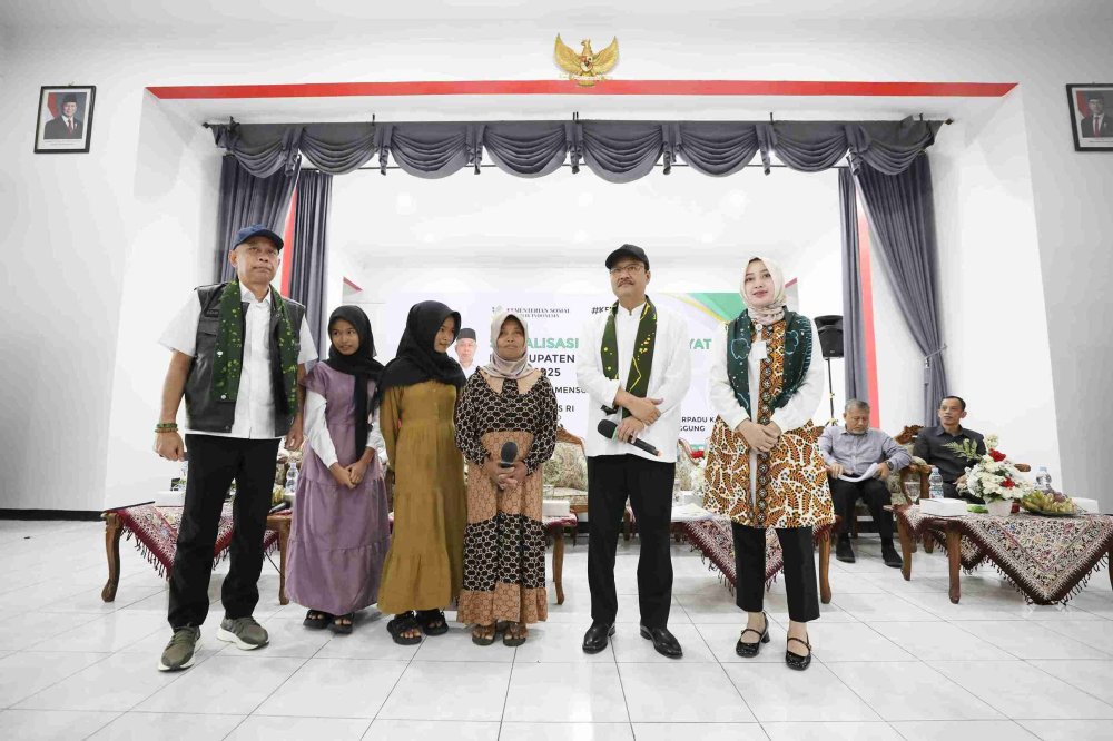 Sujud Haru Orang Tua Calon Siswa Sekolah Rakyat: Terimakasih Pak Prabowo