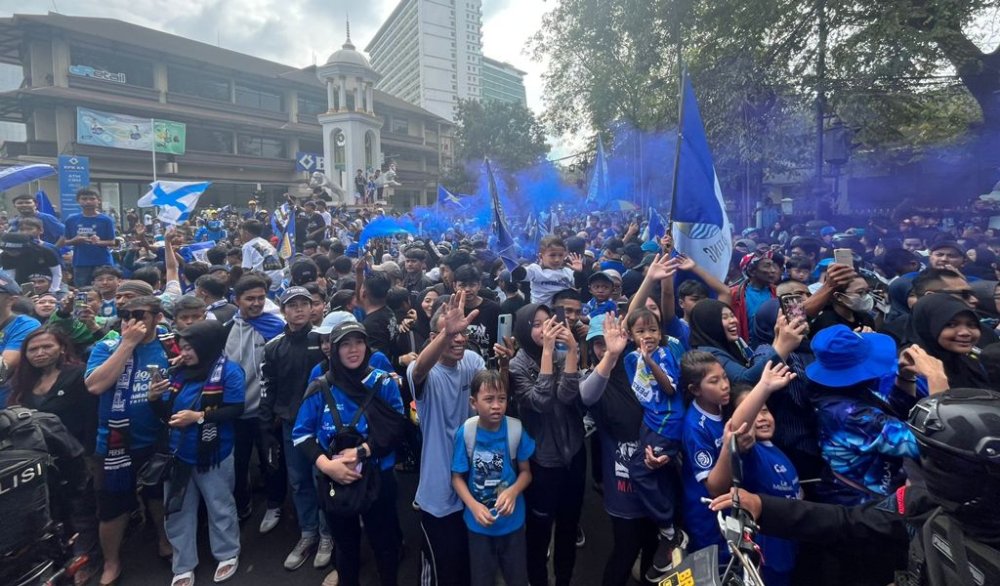 Suasana Meriah di Pusat Kota Bandung Saat Konvoi Persib Juara Liga 1 2024/2025