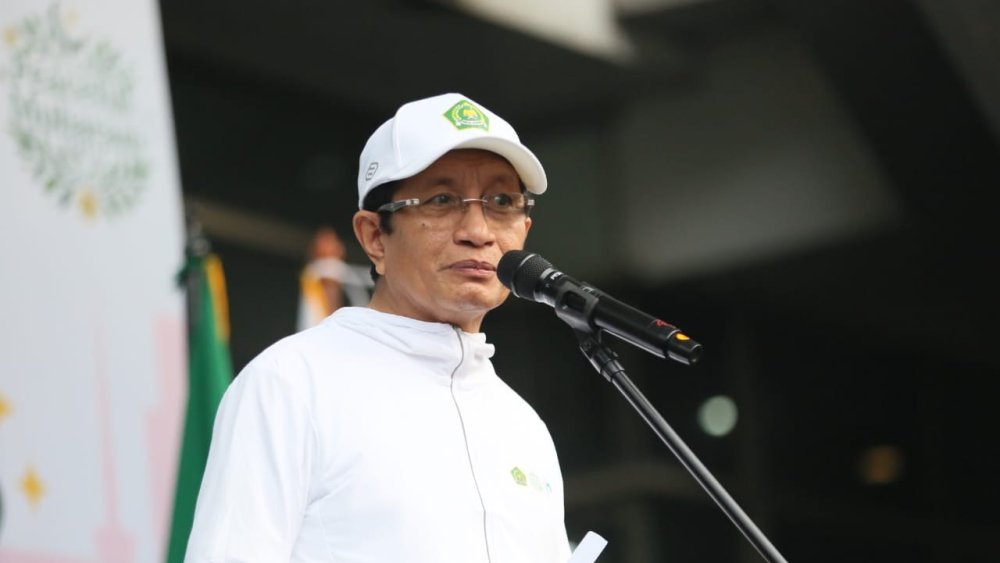 Menteri Agama Bagikan Bibit Pohon Buah di CFD Jakarta