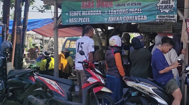 Ramai Pegowes & Pecinta Kuliner Serbu Alas Daun Pecel Mendoan Bojongsoang