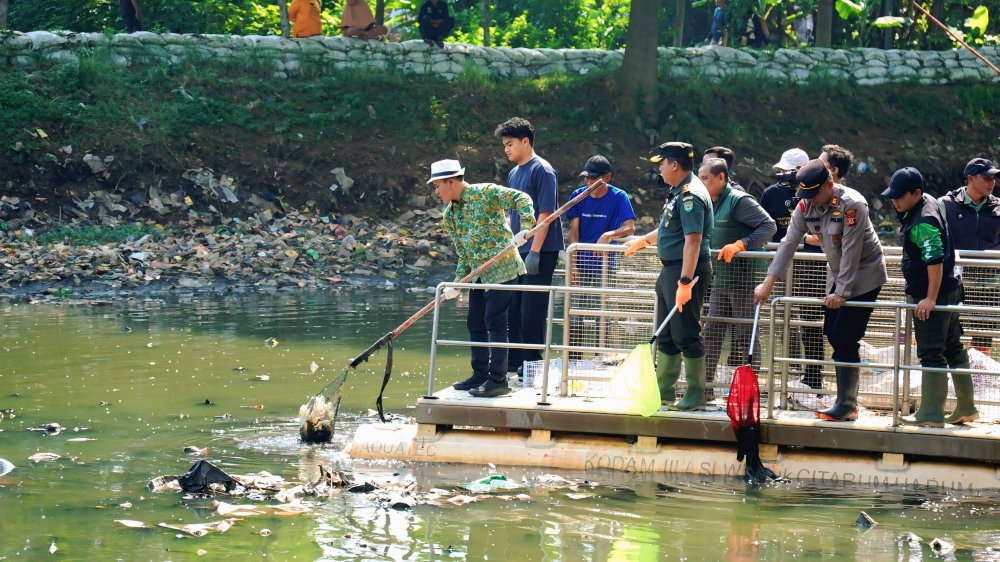 Peringati Hari Lingkungan Hidup Sedunia, DPUTR Kabupaten Bandung Keruk Sampah di Oxbow Cieunteung