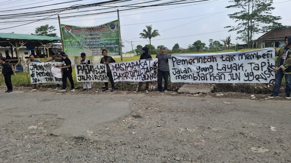 Warga Cidahu Sukabumi Unjuk Rasa Tuntut Perbaikan Jalan