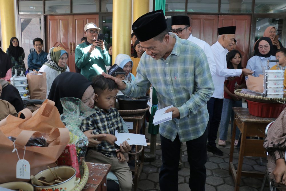 Bupati Bandung Hadiri Khitanan Massal di Ciparay dan Doakan Anak-Anak Menjadi Pemimpin Masa Depan
