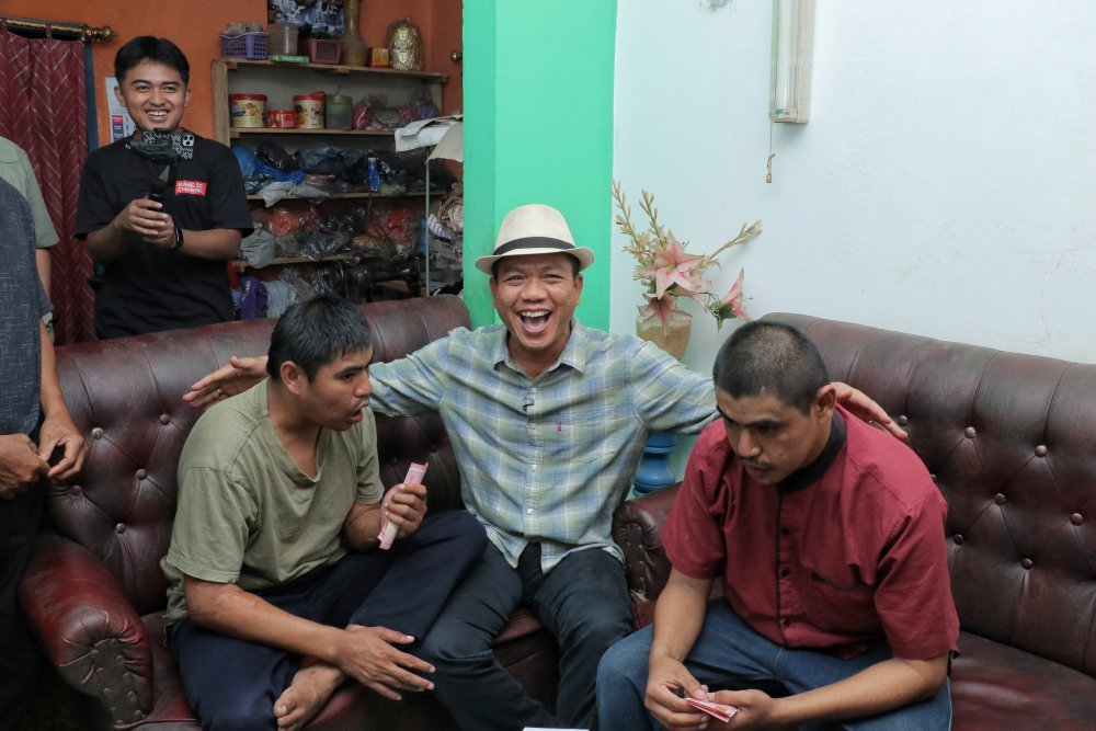 Dadang Supriatna Temui Pasangan Kembar Soni dan Seno: Beri Bantuan Domba beserta Kandangnya
