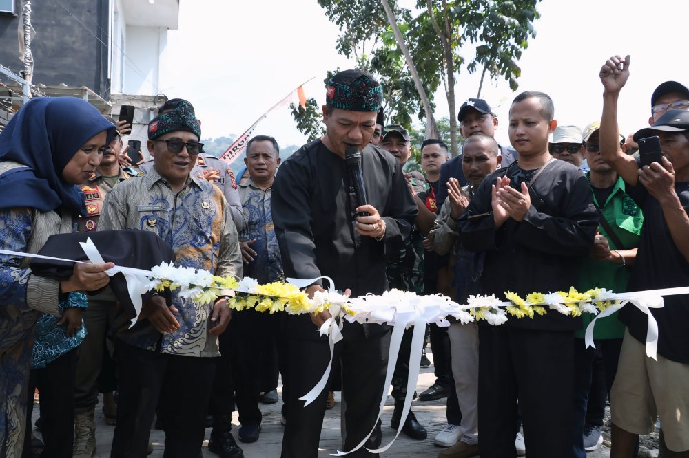 Peningkatan Infrastruktur: Bupati Bandung Resmikan Pembangunan Jalan Desa Bumiwangi