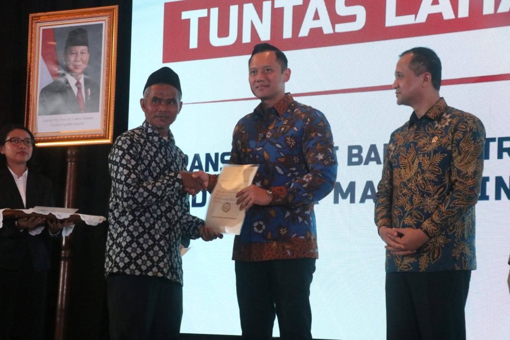 Menko AHY Serahkan 1.120 Sertipikat Hak Milik Warga Transmigrasi Lokal Sukabumi