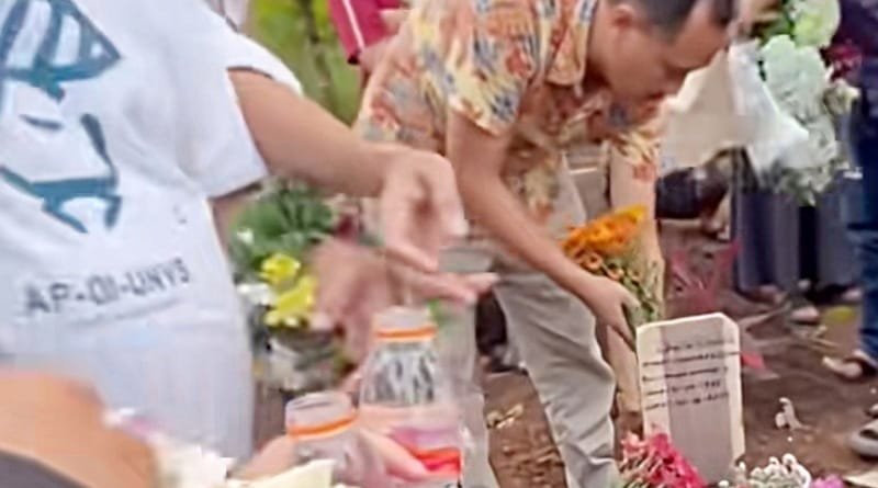 Jenazah Desainer Kondang Hengki Kawilarang Dimakamkan di Desa Nanjung, Margaasih, Kab. Bandung