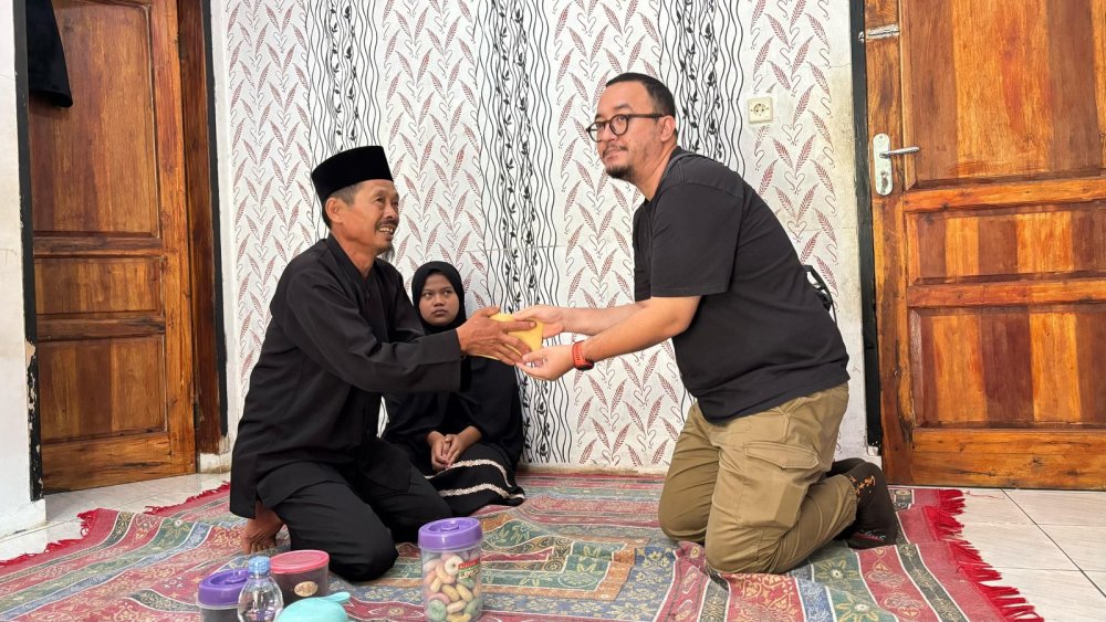 Persib dan VPC Santuni Keluarga Bobotoh Korban Kecelakaan