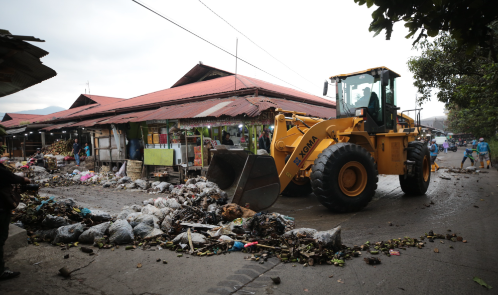 DLH Bandung Kerahkan 18 Truk Angkut Sampah Pasar Gedebage