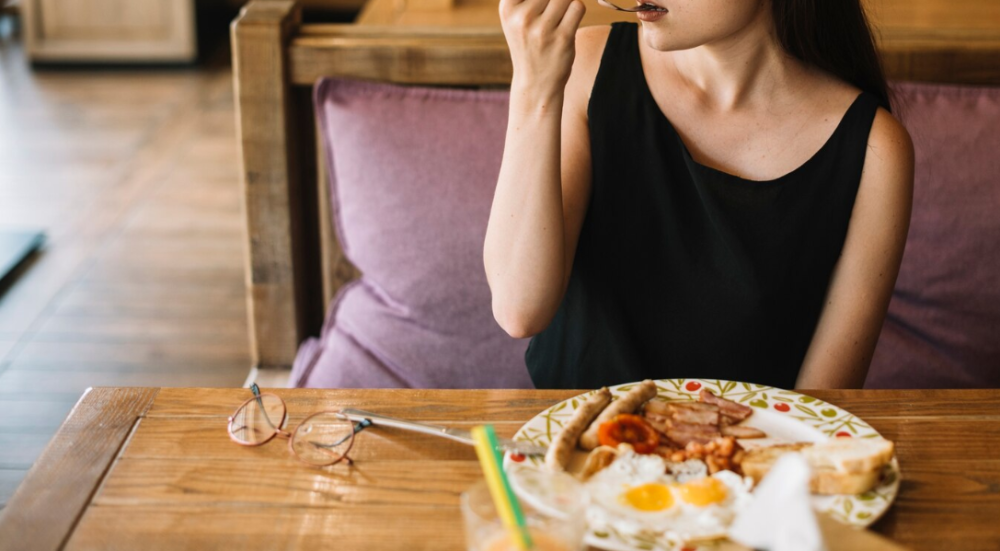 Kenali Perbedaan Lapar Fisik dan Lapar Emosional Sebelum Makan