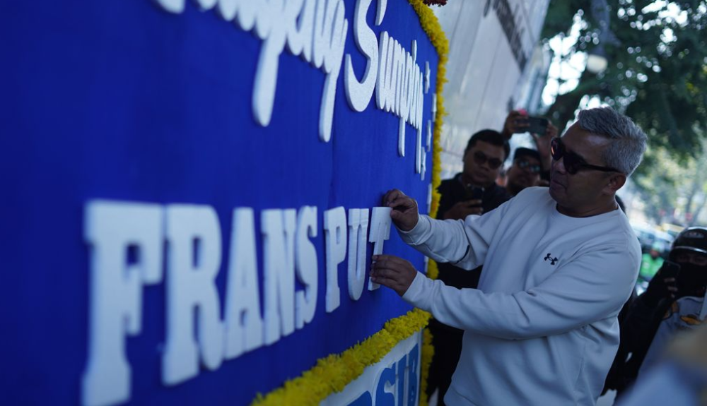 Karangan Bunga Jadi Saksi Resmi Bergabungnya Frans Putros ke Persib
