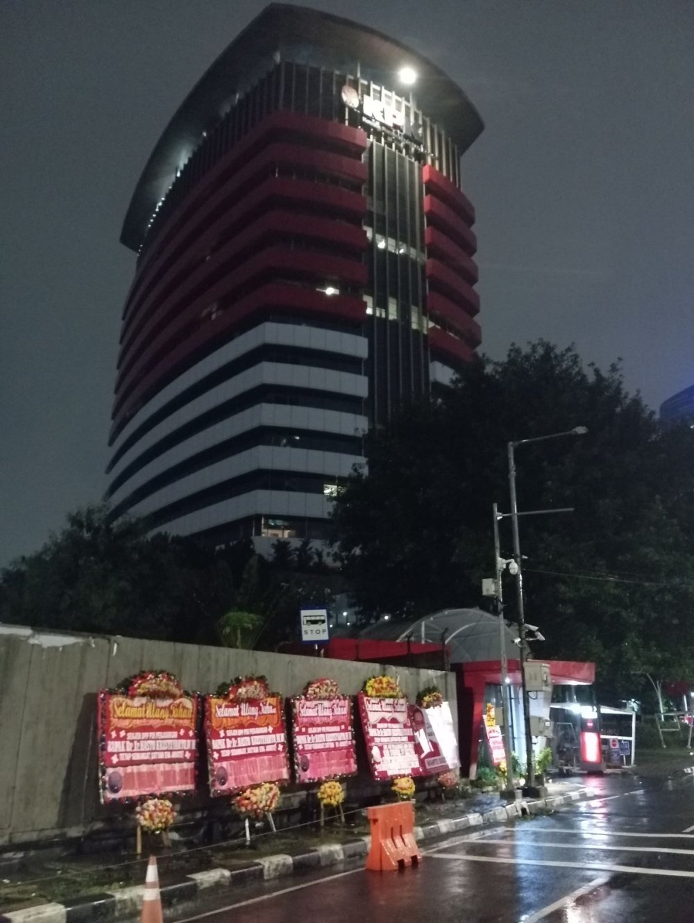 Sejumlah Karangan Bunga untuk Sekjen PDI Perjuangan di Gedung KPK