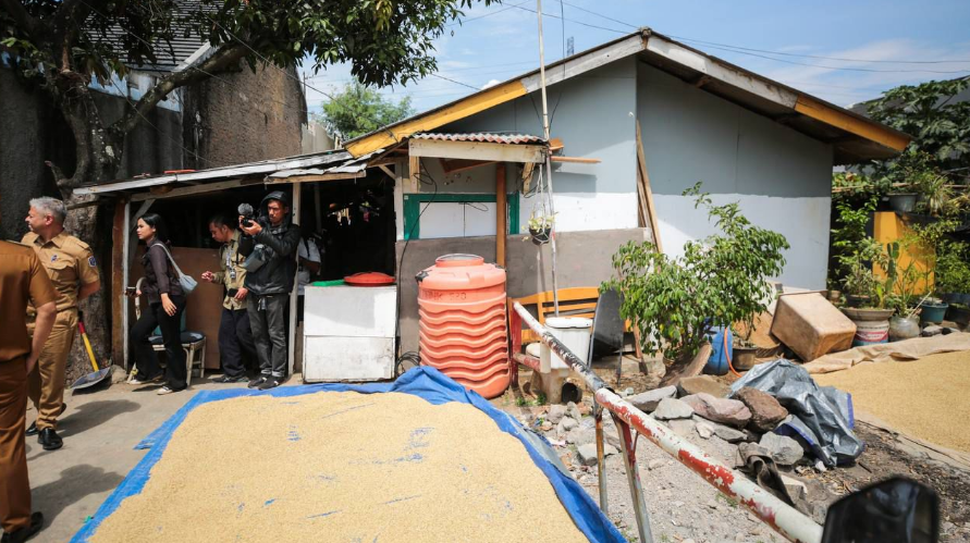 Wakil Wali Kota Bandung Tinjau Bangunan Liar di Bantaran Sungai Cisaranten